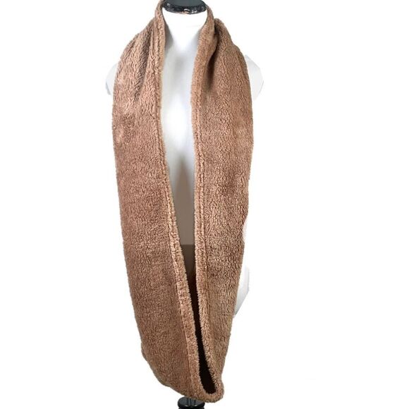 32 Degrees Plush Sherpa Infinity Scarf - Picture 2 of 8